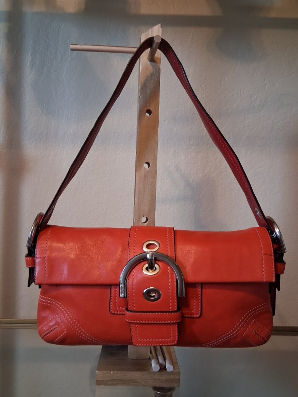 Vintage Coach small Soho flap bag. Vintage style leather shoulder bag. Red. Oran